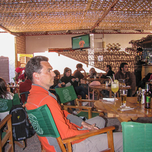2010-07-11 - We zien nog net Nederland verliezen tegen Spanje<br/>Café - San Pedro de Atacama - Chili<br/>Canon PowerShot SX1 IS - 5 mm - f/2.8, 1/60 sec, ISO 100