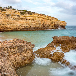 2019-04-22 - Gele rotskust<br/>Praia de Albandeira - Porches - Portugal<br/>Canon EOS 7D Mark II - 16 mm - f/11.0, 1.6 sec, ISO 100
