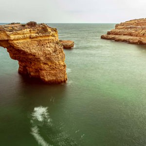 2019-04-22 - Natuurlijke poort in de groene zee<br/>Praia de Albandeira - Porches - Portugal<br/>Canon EOS 7D Mark II - 16 mm - f/16.0, 13 sec, ISO 100