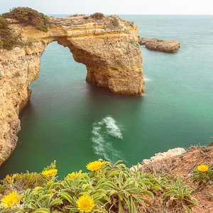 2019-04-22 - Natuurlijke poort in de groene zee<br/>Praia de Albandeira - Porches - Portugal<br/>Canon EOS 7D Mark II - 16 mm - f/16.0, 13 sec, ISO 100