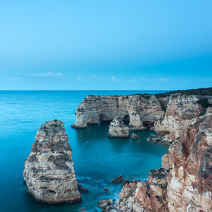 2019-04-23 - Rotskust bij maanlicht<br/>Praia de Mesquita - Lagoa - Portugal<br/>Canon EOS 7D Mark II - 16 mm - f/11.0, 8 sec, ISO 100