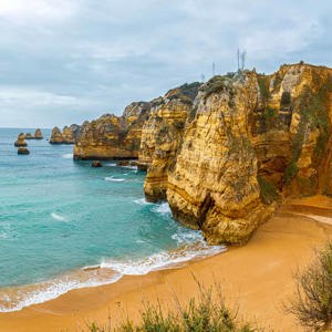 2019-04-24 - Ruige rotsen en beschutte baar<br/>Praia Dona Ana - Lagos - Portugal<br/>Canon EOS 7D Mark II - 24 mm - f/8.0, 1/60 sec, ISO 100