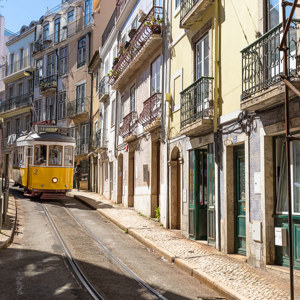 2019-04-29 - Smalle straatjes, oude huizen en een gele tram<br/>Mercês - Lisbon - Portugal<br/>Canon EOS 7D Mark II - 24 mm - f/8.0, 1/200 sec, ISO 200