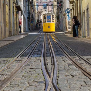 2019-05-01 - Rails van de Ascensor da Bica<br/>São Paulo - Lissabon - Portugal<br/>Canon EOS 7D Mark II - 42 mm - f/8.0, 1/80 sec, ISO 200