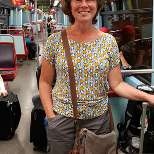 2019-05-01 - Carin in de metro op weg naar het vliegveld<br/>Santa Maria dos Olivais - Lisbon - Portugal<br/>SM-G935F - 4.2 mm - f/1.7, 1/18 sec, ISO 200