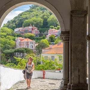 2019-04-28 - Doorkijkje naar Carin en de mooie huizen<br/>Sintra - Portugal<br/>Canon EOS 7D Mark II - 24 mm - f/8.0, 1/60 sec, ISO 200