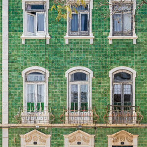 2019-04-24 - De facade van dit pand was helemaal van groene tegeltjes<br/>Lagos - Portugal<br/>Canon EOS 7D Mark II - 24 mm - f/8.0, 0.01 sec, ISO 200