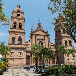 2019-09-05 - De kathedraal aan het centrale plein<br/>Plaza Principal 24 de Septiembre - Santa Cruz - Bolivia<br/>Canon EOS 5D Mark III - 24 mm - f/8.0, 1/200 sec, ISO 200