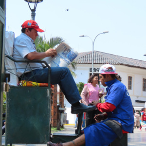 2019-09-05 - Schoenpoetsers zie je veel op de pleinen<br/>Plaza Principal 24 de Septiembre - Santa Cruz - Bolivia<br/>Canon PowerShot SX70 HS - 11.1 mm - f/4.5, 1/400 sec, ISO 100