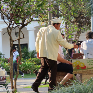 2019-09-05 - De koffie-man op het plein<br/>Plaza Principal 24 de Septiembre - Santa Cruz - Bolivia<br/>Canon PowerShot SX70 HS - 36.2 mm - f/5.6, 1/160 sec, ISO 100