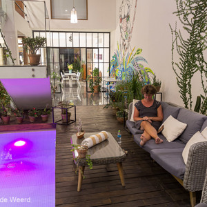 2019-09-05 - Even relaxen bij ons mini-zwembad in het hotel<br/>Cosmopolitano Hotel Boutique - Santa Cruz - Bolivia<br/>Canon EOS 5D Mark III - 24 mm - f/4.0, 0.2 sec, ISO 1600