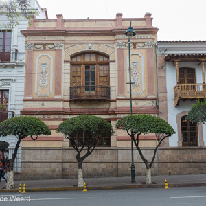2019-09-06 - Prachtige gebouwen rondom het centrale plein (Plaza 25 de Mayo) <br/>Plaza 25 de Mayo - Sucre - Bolivia<br/>Canon EOS 5D Mark III - 33 mm - f/8.0, 1/30 sec, ISO 200
