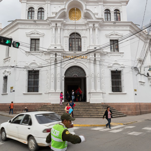 2019-09-06 - Ook het unversiteitsgebouw is mooi wit<br/>Sucre - Bolivia<br/>Canon EOS 5D Mark III - 24 mm - f/8.0, 1/40 sec, ISO 200