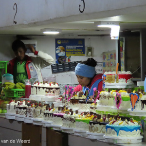 2019-09-06 - Echte taarten, maar niet in de koeling?!<br/>Mercado Central - Sucre - Bolivia<br/>Canon PowerShot SX70 HS - 27.1 mm - f/5.0, 0.02 sec, ISO 800