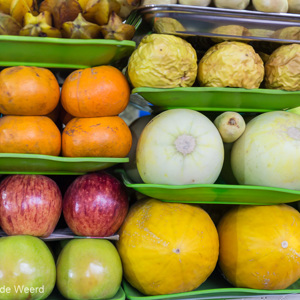 2019-09-06 - Kunstig opgestapeld fruit<br/>Mercado Central - Sucre - Bolivia<br/>Canon EOS 5D Mark III - 56 mm - f/2.8, 1/8 sec, ISO 1600