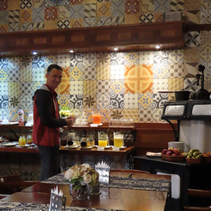 2019-09-07 - Wouter bij het ontbijtbuffet<br/>Hotel Boutique La Posada - Sucre - Bolivia<br/>Canon PowerShot SX70 HS - 7.2 mm - f/4.0, 1/40 sec, ISO 800