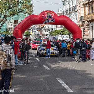 2019-09-07 - De start van de race - de autos mogen één voor één vertrekke<br/>Plaza 25 de Mayo - Sucre - Bolivia<br/>Canon EOS 5D Mark III - 70 mm - f/4.5, 1/500 sec, ISO 200