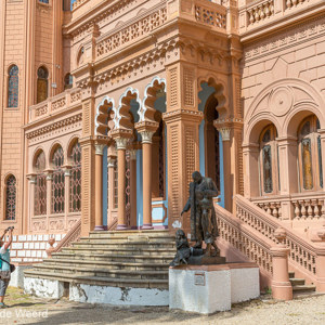 2019-09-07 - De baron en zijn dochter bij de ingang - let op alle verschillen<br/>El Castillo de la Glorieta - Sucre - Bolivia<br/>Canon EOS 5D Mark III - 40 mm - f/8.0, 1/320 sec, ISO 200