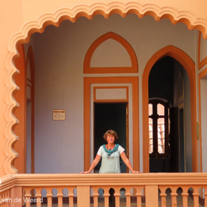 2019-09-07 - Carin in het trappenhuis<br/>El Castillo de la Glorieta - Sucre - Bolivia<br/>Canon PowerShot SX70 HS - 10.9 mm - f/4.5, 1/160 sec, ISO 100
