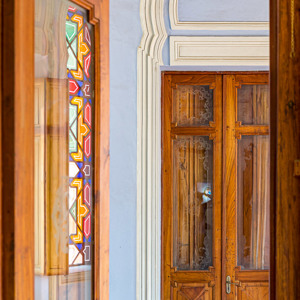 2019-09-07 - Er waren vele mooie doorkijkjes naar andere ruimtes<br/>El Castillo de la Glorieta - Sucre - Bolivia<br/>Canon EOS 5D Mark III - 54 mm - f/4.5, 0.01 sec, ISO 800