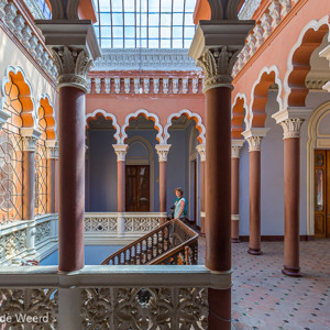 2019-09-07 - Bovenaan de trap - wat een kleuren en versieringen - photoItem.Description<br/>El Castillo de la Glorieta - Sucre - Bolivia<br/>Canon EOS 5D Mark III - 16 mm - f/5.6, 1/320 sec, ISO 800