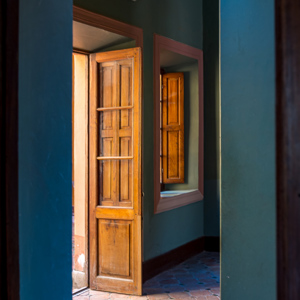 2019-09-07 - Het licht viel prachtig door de deuren en ramen - photoItem.Description<br/>El Castillo de la Glorieta - Sucre - Bolivia<br/>Canon EOS 5D Mark III - 35 mm - f/5.6, 1/40 sec, ISO 400