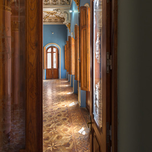 2019-09-07 - Doorkijkje naar de slaapkamer - photoItem.Description<br/>El Castillo de la Glorieta - Sucre - Bolivia<br/>Canon EOS 5D Mark III - 16 mm - f/5.6, 1/13 sec, ISO 400