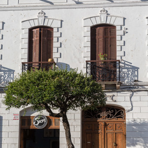 2019-09-08 - Oude deuren en mooie balkonnetjes<br/>Plaza 25 de Mayo - Sucre - Bolivia<br/>Canon EOS 5D Mark III - 70 mm - f/8.0, 1/250 sec, ISO 200