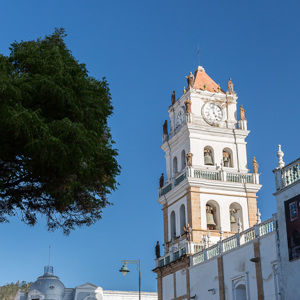 2019-09-08 - Het late namiddag-licht op de kathedraal-toren<br/>Plaza 25 de Mayo - Sucre - Bolivia<br/>Canon EOS 5D Mark III - 55 mm - f/8.0, 1/200 sec, ISO 200