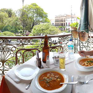 2019-09-07 - Lunch met uitzicht op Plaza 25 de Mayo<br/>Plaza 25 de Mayo - Sucre - Bolivia<br/>SM-G935F - 4.2 mm - f/1.7, , ISO 