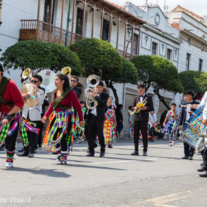 2019-09-07 - Iedere school en dorp uit de omgeving had zijn eigen muziek- en <br/>Plaza 25 de Mayo - Sucre - Bolivia<br/>Canon EOS 5D Mark III - 70 mm - f/8.0, 1/160 sec, ISO 400