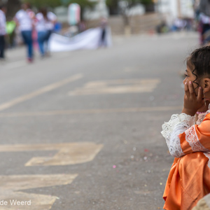 2019-09-07 - Het mooi aangeklede meisje keek aandachtig naar de dansers<br/>Plaza 25 de Mayo - Sucre - Bolivia<br/>Canon EOS 5D Mark III - 70 mm - f/2.8, 1/640 sec, ISO 400