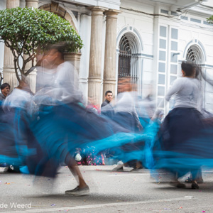 2019-09-07 - Het was een feestelijke sfeer met al die dansgroepen<br/>Plaza 25 de Mayo - Sucre - Bolivia<br/>Canon EOS 5D Mark III - 100 mm - f/13.0, 0.6 sec, ISO 800
