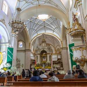 2019-09-07 - In de kathdraal stond de Virgen de Guadaloupe<br/>Catedral basílica de Nuestra Se - Sucre - Bolivia<br/>Canon EOS 5D Mark III - 24 mm - f/5.6, 0.25 sec, ISO 1600