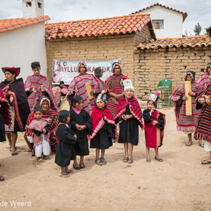 2019-09-08 - Ontvangst bij Puka Puka met muziek<br/>Puka Puka - Tarabuco - Bolivia<br/>Canon EOS 5D Mark III - 31 mm - f/8.0, 1/80 sec, ISO 200