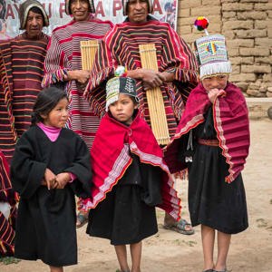 2019-09-08 - De kinderen leken er toch ook wel lol in te hebben<br/>Puka Puka - Tarabuca - Bolivia<br/>Canon EOS 5D Mark III - 63 mm - f/8.0, 1/60 sec, ISO 200