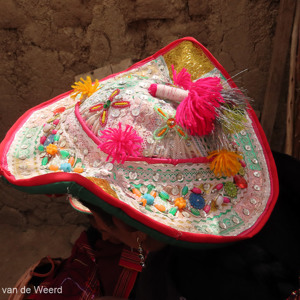 2019-09-08 - Getrwoude vrouwen droegen andere hoeden dan vrijgezellen<br/>Puka Puka - Tarabuco - Bolivia<br/>Canon PowerShot SX70 HS - 5.7 mm - f/5.0, 1/1000 sec, ISO 100