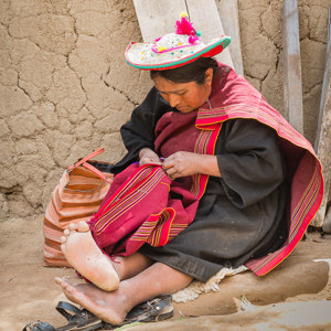 2019-09-08 - Deze vrouw was een nieuwe omslagdoek aan het maken<br/>Puka Puka - Tarabuca - Bolivia<br/>Canon EOS 5D Mark III - 61 mm - f/5.6, 0.02 sec, ISO 200