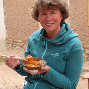 2019-09-08 - Carin gniet van onze traditionele lunch<br/>Puka Puka - Tarabuco - Bolivia<br/>Canon PowerShot SX70 HS - 9.6 mm - f/6.3, 1/125 sec, ISO 100