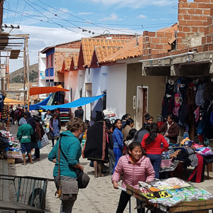2019-09-08 - De markt in Tarabuco, met ook veel stalletjes bij winkels<br/>Tarabuco - Bolivia<br/>SM-G935F - 4.2 mm - f/1.7, 1/2800 sec, ISO 50
