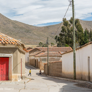 2019-09-08 - De lege straten vormden ook een mooi voetbal terrein in Tarabuco<br/>Tarabuco - Bolivia<br/>Canon EOS 5D Mark III - 70 mm - f/8.0, 1/125 sec, ISO 200