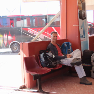 2019-09-09 - Wachten op de bus, we waren veel te vroeg<br/>Busstation - Sucre - Bolivia<br/>Canon PowerShot SX70 HS - 8.1 mm - f/4.5, 1/800 sec, ISO 800