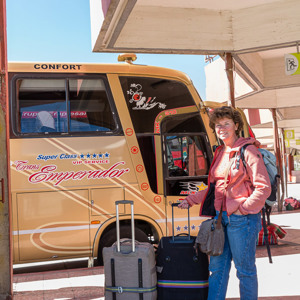 2019-09-09 - Onze redelijk nette en ruime touringcar bus<br/>Busstation - Sucre - Bolivia<br/>Canon EOS 5D Mark III - 35 mm - f/8.0, 0.04 sec, ISO 200