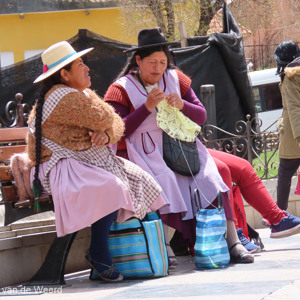 2019-09-10 - Even bijkletsen op het plein<br/>Plaza 10 de Noviembre - Potosí - Bolivia<br/>Canon PowerShot SX70 HS - 24.9 mm - f/5.0, 1/320 sec, ISO 100