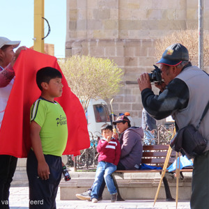 2019-09-09 - Zo werd de pasfoto gemaakt op het plein<br/>Plaza 10 de Noviembre - Potosí - Bolivia<br/>Canon PowerShot SX70 HS - 28.3 mm - f/5.0, 1/200 sec, ISO 100