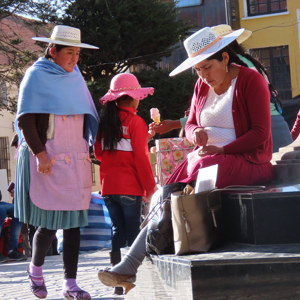 2019-09-09 - De kleurige klederdracht met mooie hoeden<br/>Plaza 10 de Noviembre - Potosí - Bolivia<br/>Canon PowerShot SX70 HS - 27.1 mm - f/5.0, 1/320 sec, ISO 100