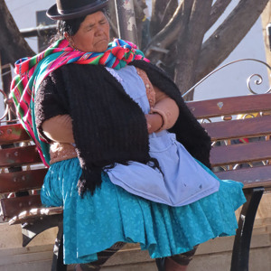 2019-09-09 - Even een tukje doen op het plein<br/>Plaza 10 de Noviembre - Potosí - Bolivia<br/>Canon PowerShot SX70 HS - 77.5 mm - f/5.6, 1/250 sec, ISO 200