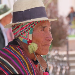 2019-09-10 - Portret van een man in lokale klederdracht<br/>Plaza 10 de Noviembre - Potosí - Bolivia<br/>Canon PowerShot SX70 HS - 111.5 mm - f/5.6, 1/250 sec, ISO 125