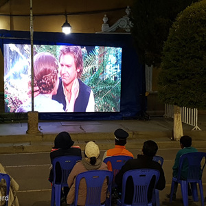 2019-09-09 - In Potosí zaten ze naar Star Wars te kijken, buiten bij 5 grade<br/>Plaza 10 de Noviembre - Potosí - Bolivia<br/>SM-G935F - 4.2 mm - f/1.7, 1/35 sec, ISO 160