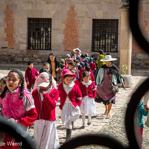 2019-09-10 - Een schoolklas vertrekt net uit het museum<br/>Casa Nacional de la Moneda - Potosí - Bolivia<br/>Canon EOS 5D Mark III - 70 mm - f/8.0, 1/80 sec, ISO 200